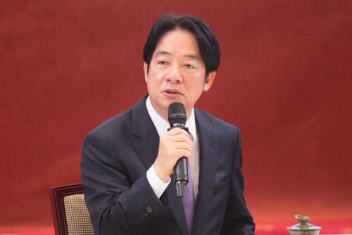 taiwan-president-lai-ching-te2477631555 Man in suit speaking into a microphone