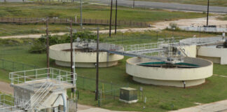 Wastewater treatment plant with circular clarifier tanks