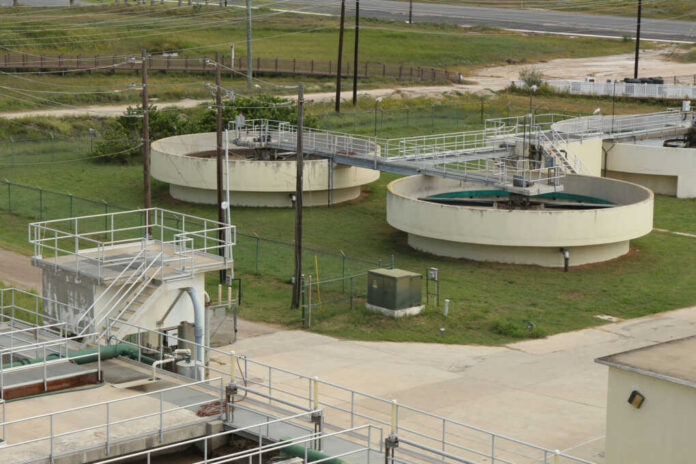 Wastewater treatment plant with circular clarifier tanks