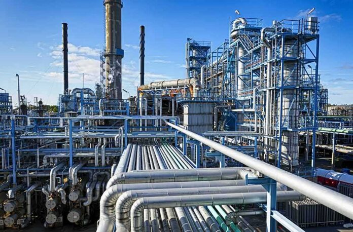 shutterstock_224936086 Industrial refinery with pipelines and distillation towers under blue sky