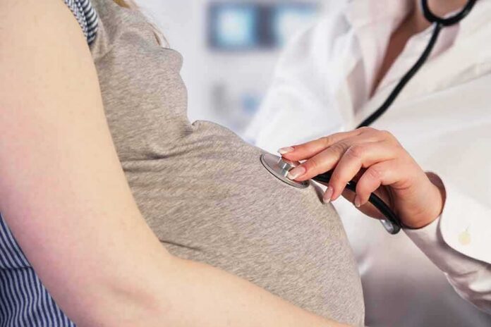 shutterstock_261991445 Pregnant woman examined with stethoscope
